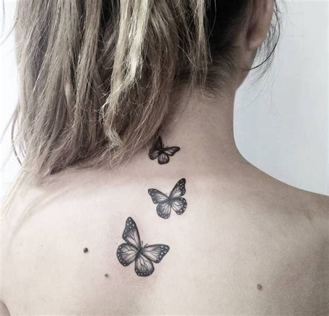 Tatuajes de mariposas en la espalda